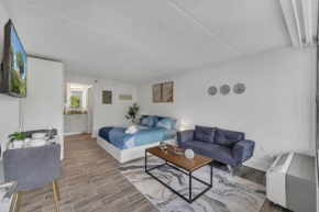 Snug Studio 8 min to Disney w Pool and Free Parking